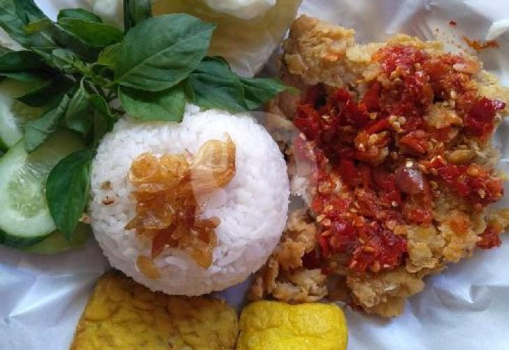 Warung Teras: Kenikmatan Ayam Geprek Sambal Kencur di Jantung Cilacap